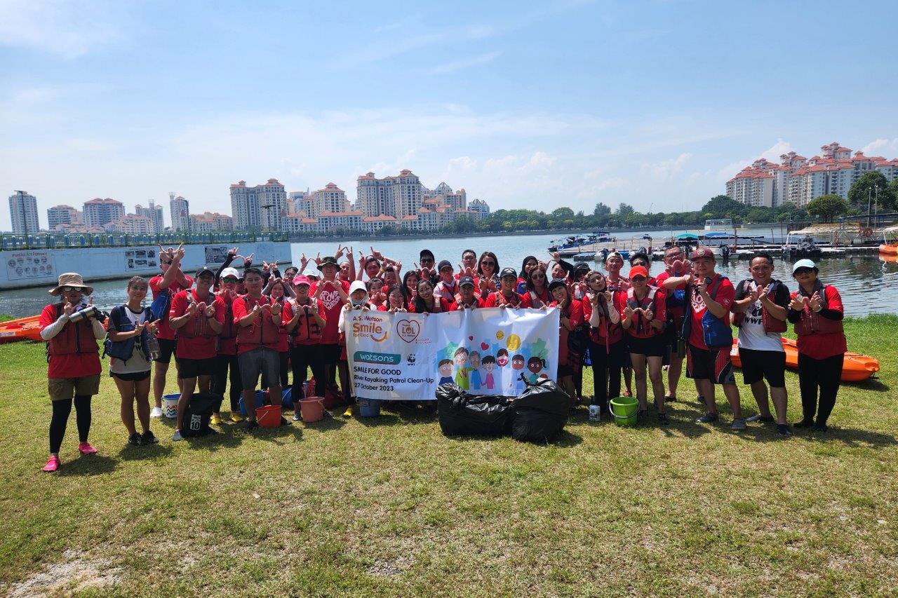 WTCSG-x-WWF-waste-removal-kayaking-3x2-1.jpg